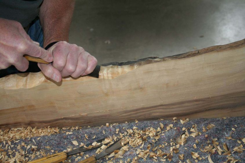 Handwerk Naturbaumkante schnitzen