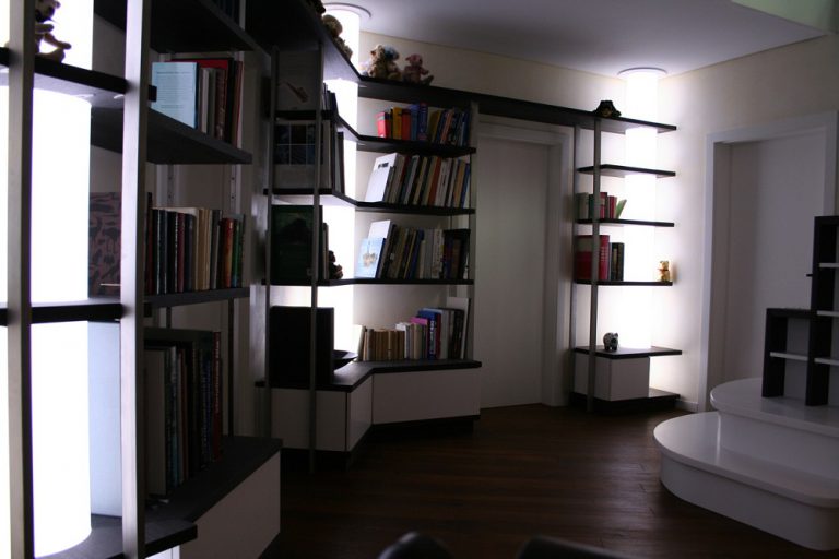 Bibliothek mit Leuchtsäulen